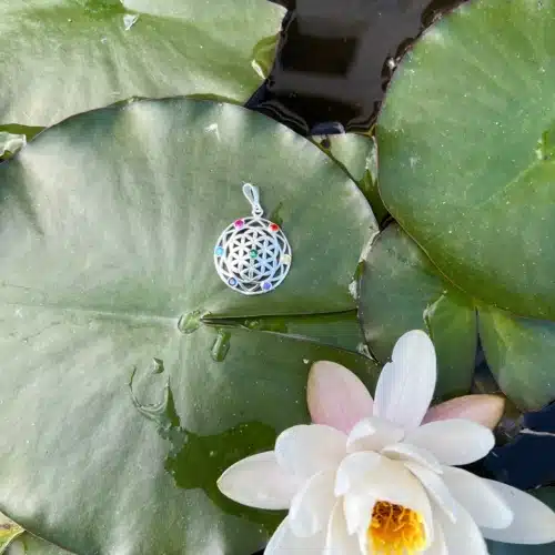 Pandantiv lotus, floarea vietii si  7 chakre fundal nufar