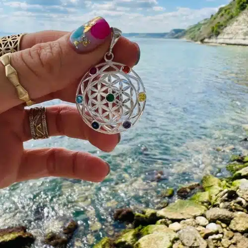 Pandantiv lotus, floarea vietii si  7 chakre poza fundal mare
