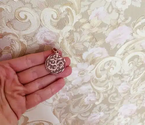 Pandantiv Cu Simboluri De Valenta Spirituala Inalta Floarea Vietii Si Om Aurit (5)