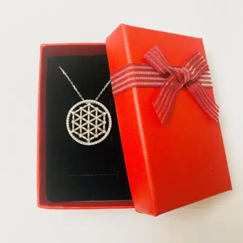 Colier floarea vietii cu cristale multifatetate albe in cutiuta cadou
