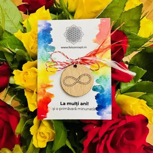 Martisor cu simbol gravat pe banut din lemn infinit