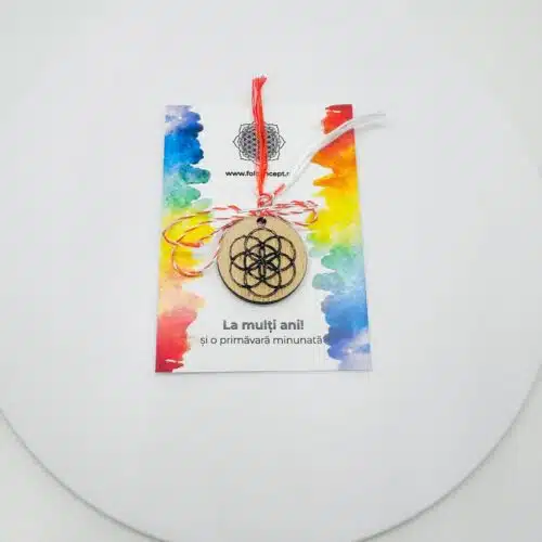 Martisor cu simbol gravat pe banut din lemn cu samanta vietii