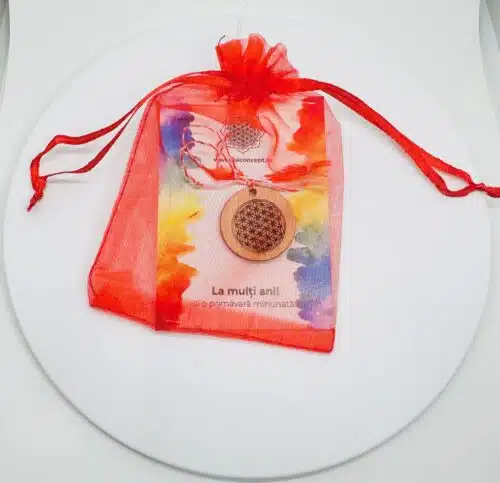 Martisor Cu Simbol Gravat Pe Banut Din Lemn Prezentare Saculet De Organza