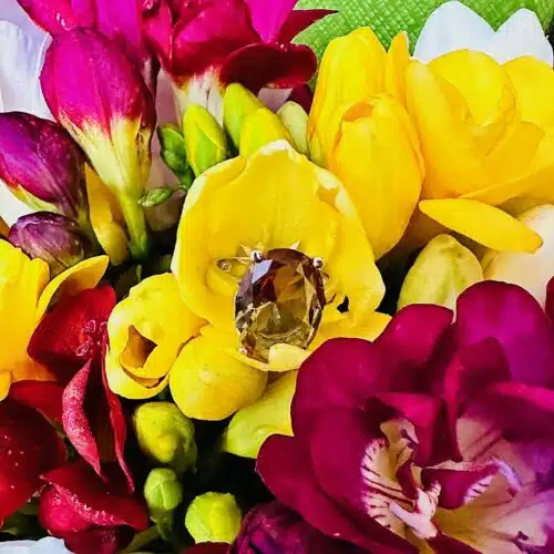 Inel sultanit oval prezentare cu flori