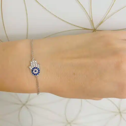 Bratara hamsa mandala unimii si cristale protectoare pe manechin