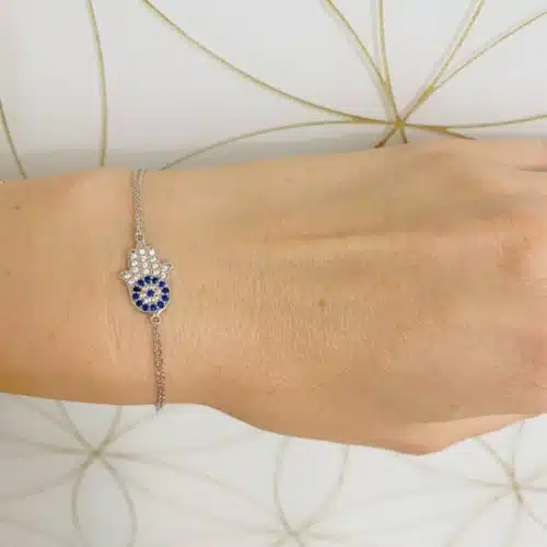 Bratara hamsa mandala unimii si cristale protectoare prezentare pe mana manechin