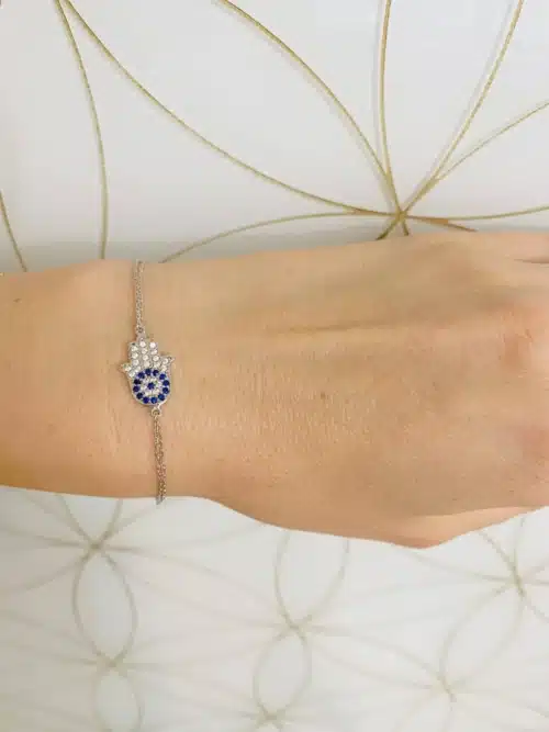 Bratara Hamsa Mandala Unimii Si Cristale Protectoare Prezentare Pe Mana Manechin