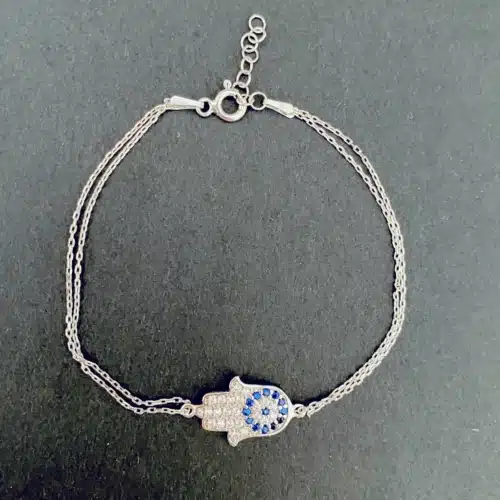 Bratara hamsa mandala unimii si cristale protectoare albe si albastre pe fond negru