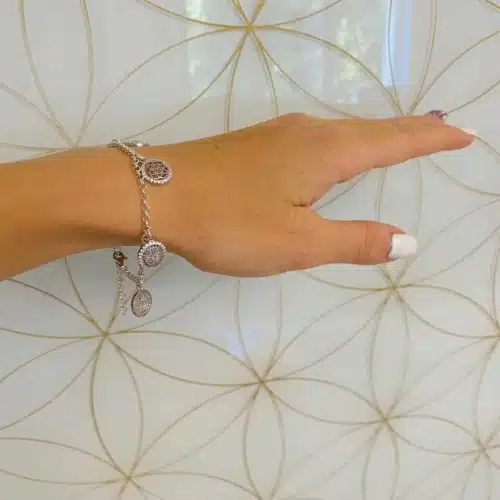 Bratara samanta vietii floarea vietii si chakra coroana 3d prezentare pe mana manechin