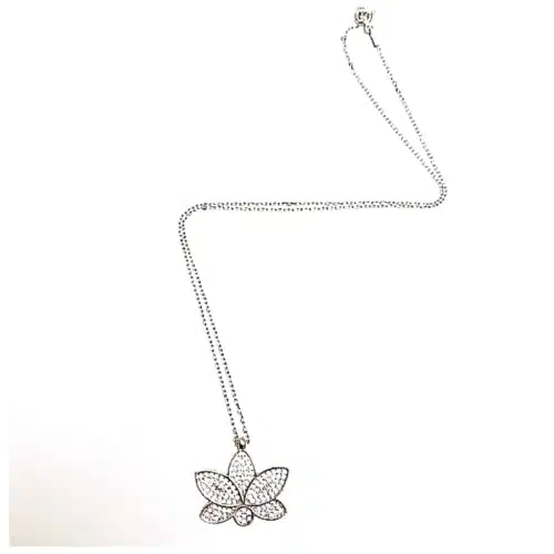 Colier Floare De Lotus Si Cristale Multifatetate Alb Fundal Alb