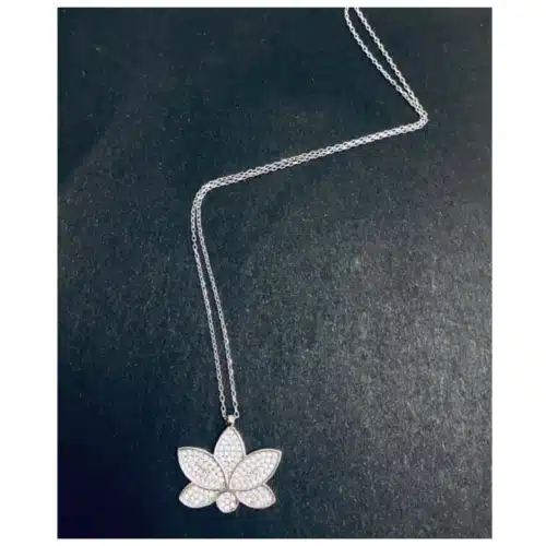 Colier Floare De Lotus Si Cristale Multifatetate Alb Prezentare Fundal Negru