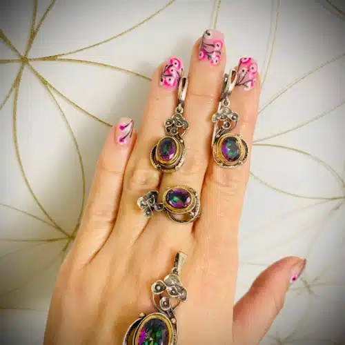 Set deosebit topaz mistic pe mana manechin