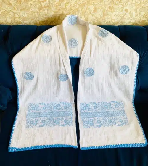 Șal Floarea Vieții Prezentare Broderie Albastra