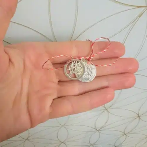 Martisor pomul vietii cu mesaj gravat pe banut prezentare mana manechin
