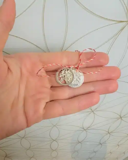 Martisor Pomul Vietii Cu Mesaj Gravat Pe Banut Prezentare Mana Manechin