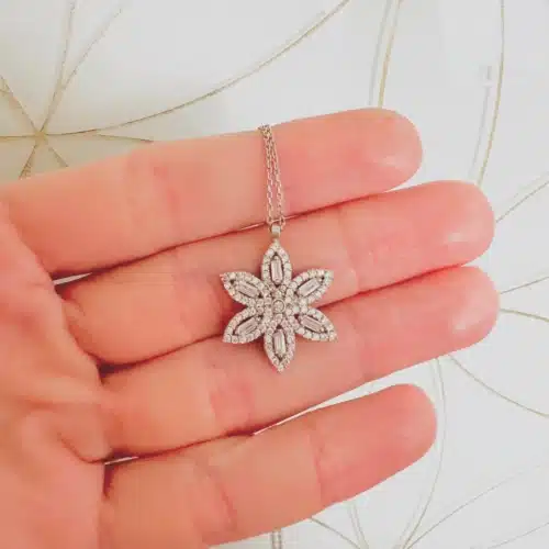Colier floare de iarna