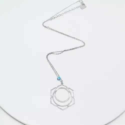 Colier chakra creativitatii fundal alb