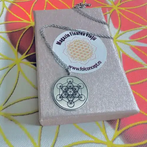 Colier cubul lui metatron din argint prezentare pe cutiuta cadou