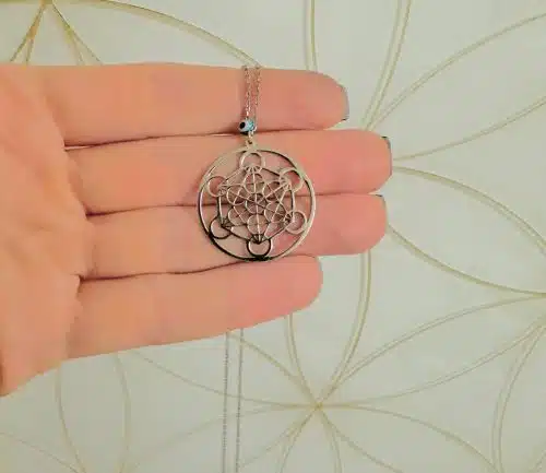 Colier Cubul Lui Metatron Din Argint Cu Ochisor Protector Prezentare