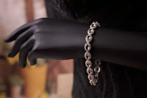 Bratara Regina Cu Sultanit Si Cristale Protectoare Prezentare Manechin