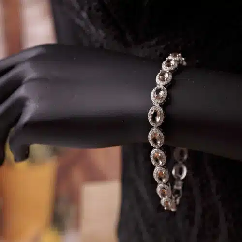 Bratara regina cu sultanit si cristale protectoare prezentare manechin